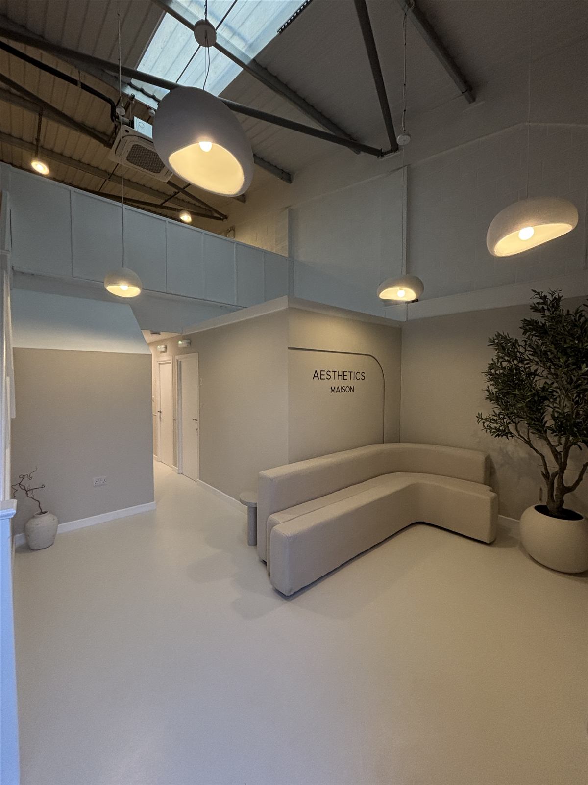 Commercial salon reception fit-out